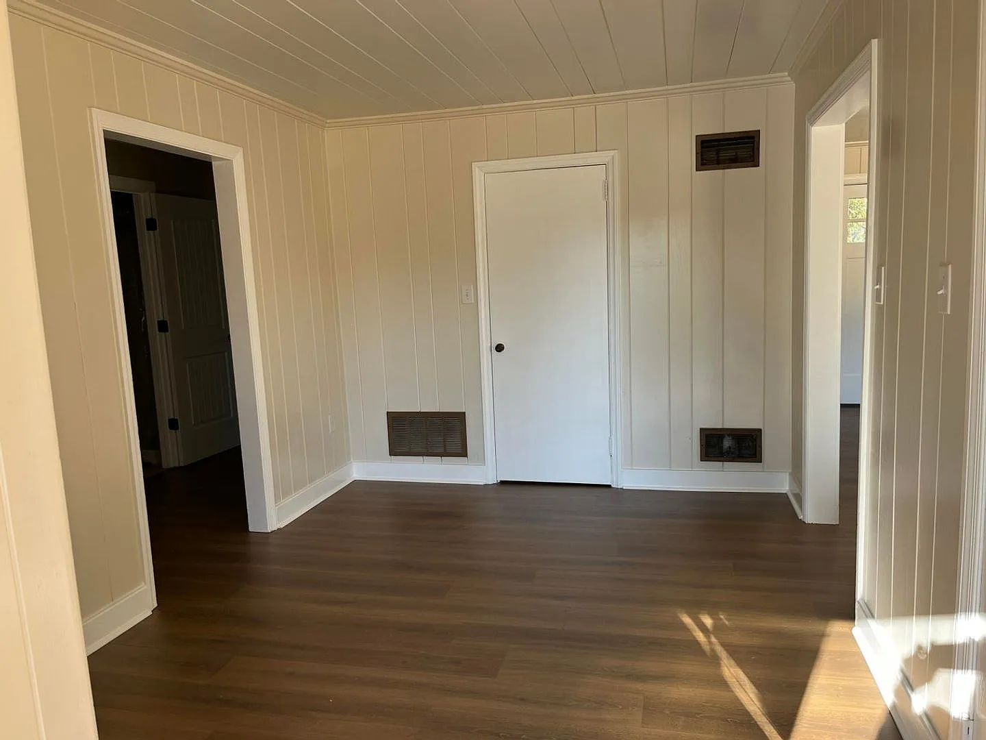 Large country home on private acreage — Photo 3