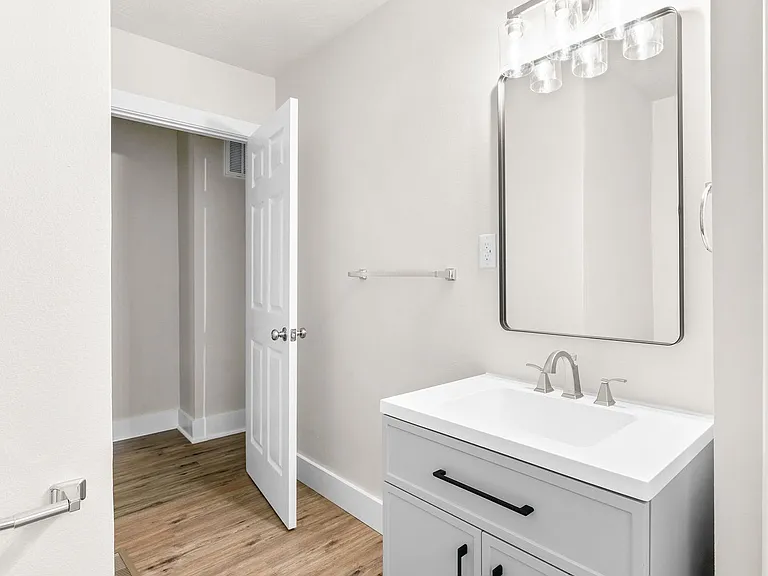 1430 S Campbell Ave — Photo 13