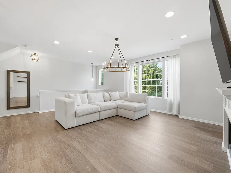2546 Huntleigh Ln — Photo 3