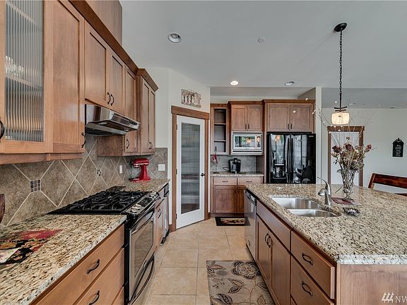 5th image of 1051 N Baker Ave Unit B-203