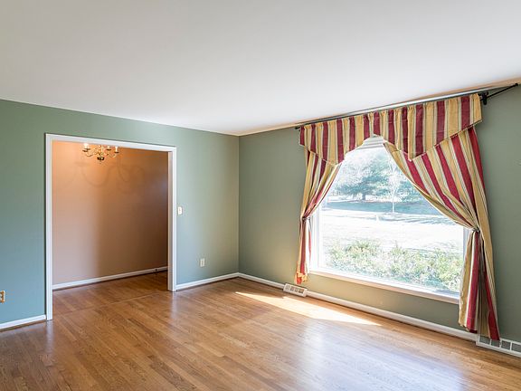 3rd image of 100 Summertree Dr