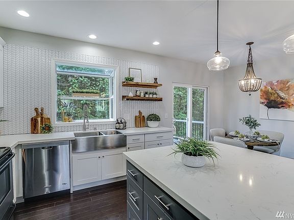4th image of 3327 Lake Dr