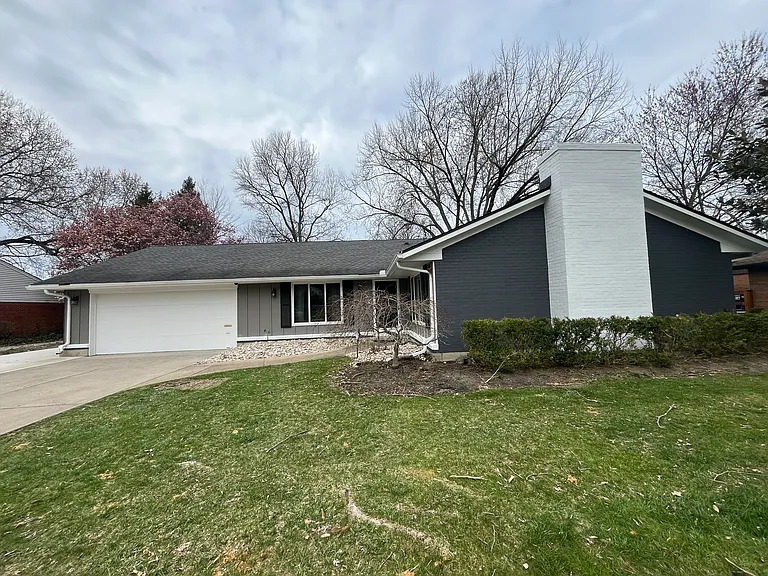 301 S Village Dr — Photo 3