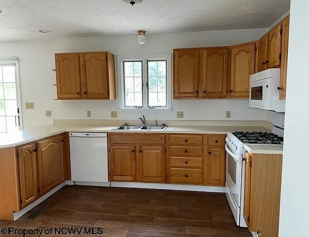 1392 Bennett Dr — Photo 4