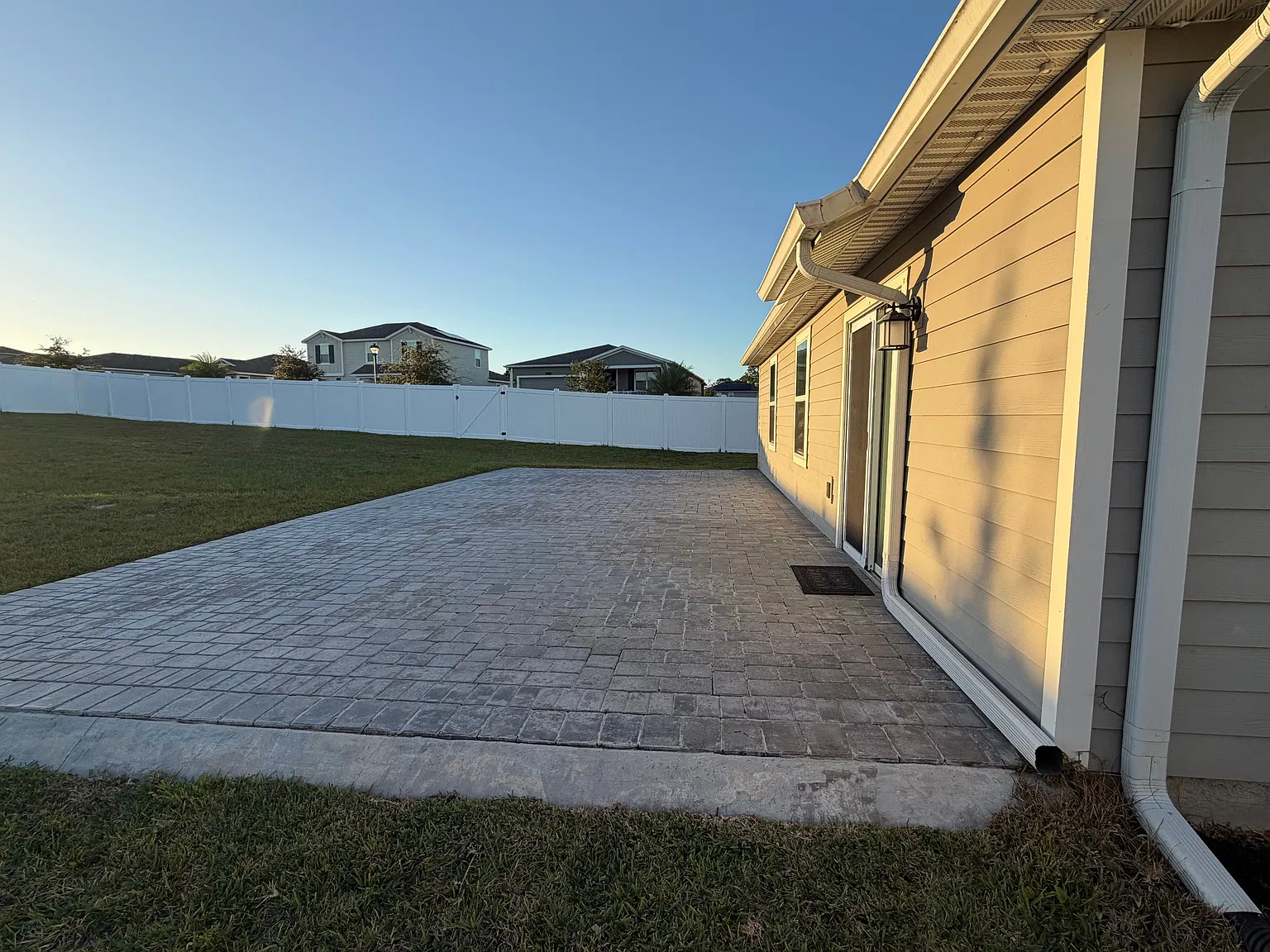 Your New Home Awaits! Spacious, 4x2 Single Family Home, Gated Community. — Photo 4