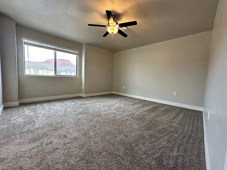 Three Bedroom Red Mountain Vista Town Home — Photo 18