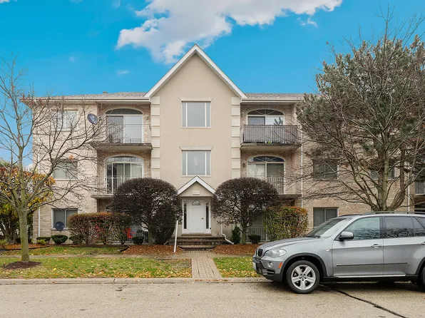 9437 S 79th Ave APT 304, Hickory Hills, IL 60457