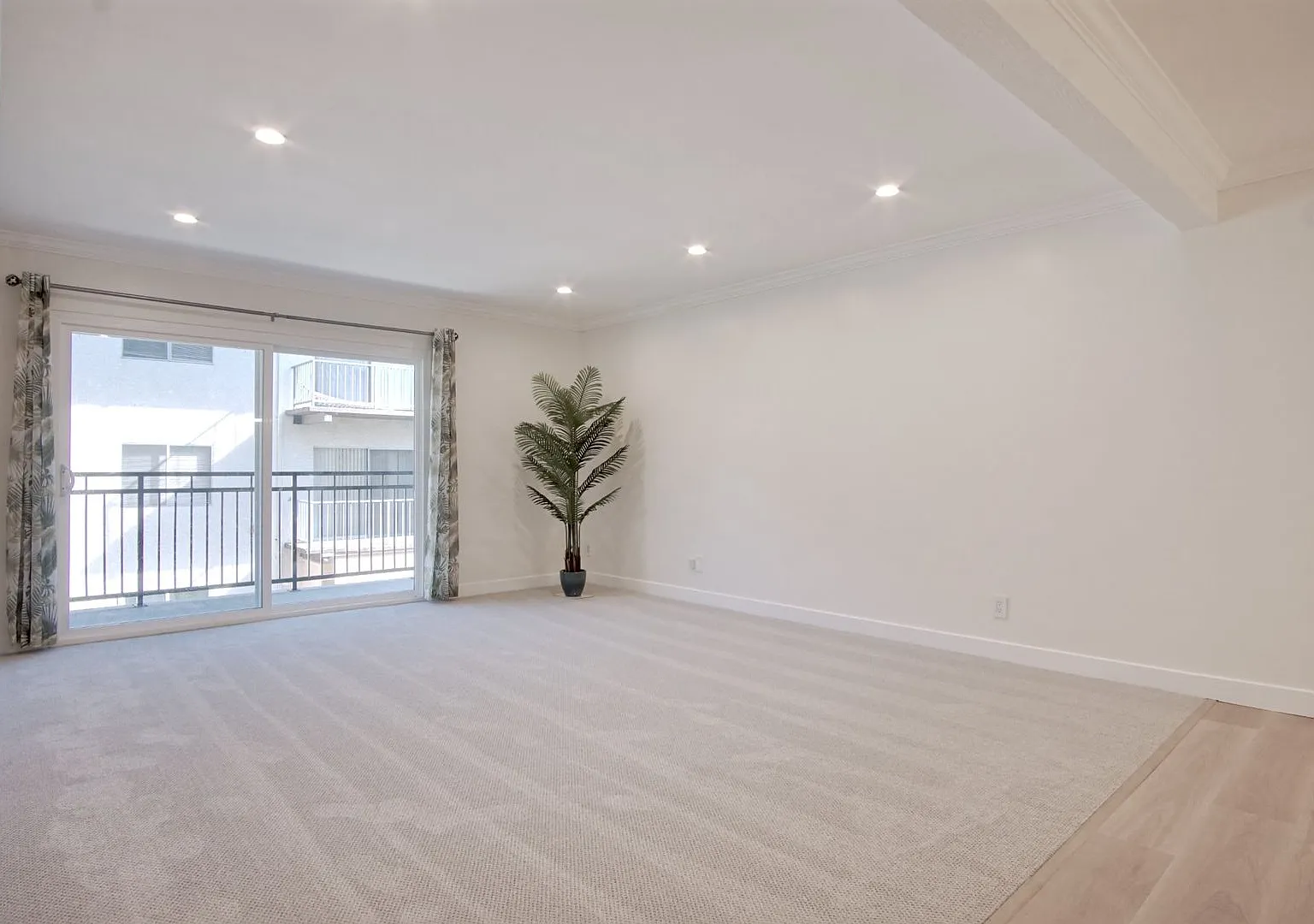 2 Bedroom 2 Bathroom Condo in Encino — Photo 4