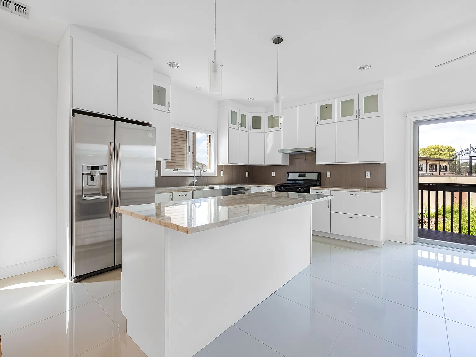 3 bed, 2000 sqft, $5,295 — Photo 4