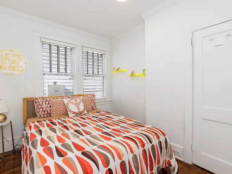 514 E Umstead St — Photo 8