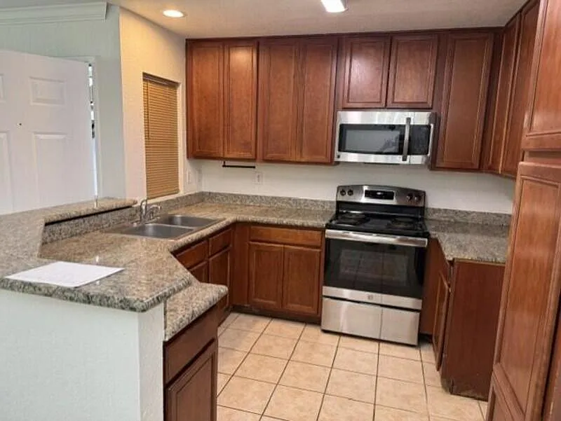 2 bed, 2.0 bath, 960 sqft, $1,800 — Photo 3