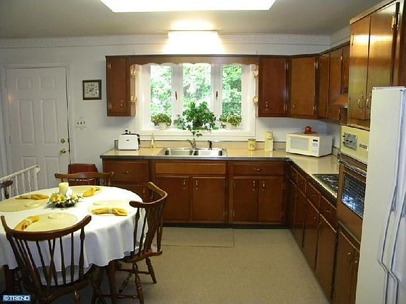 4th image of 4 Woodcroft Ln
