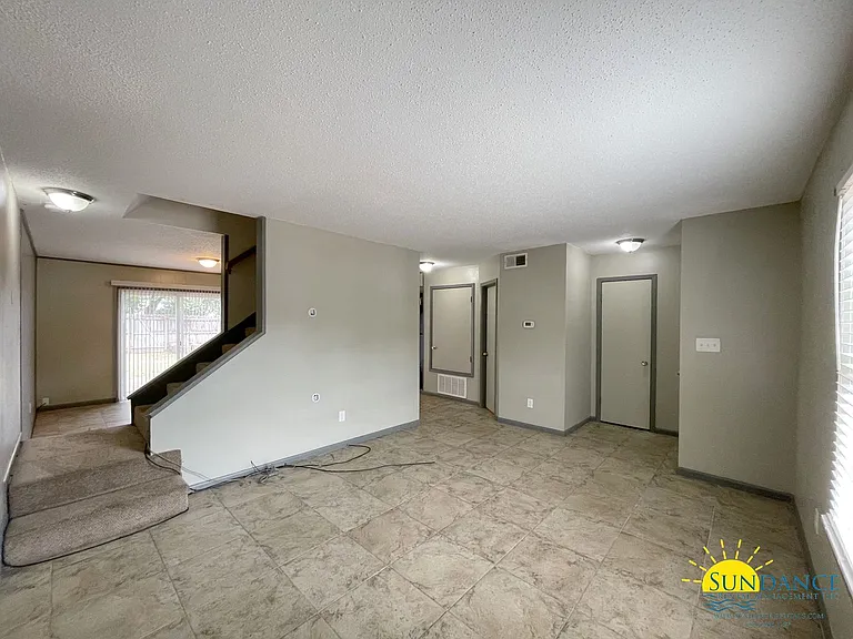 144 Valencia Dr — Photo 2