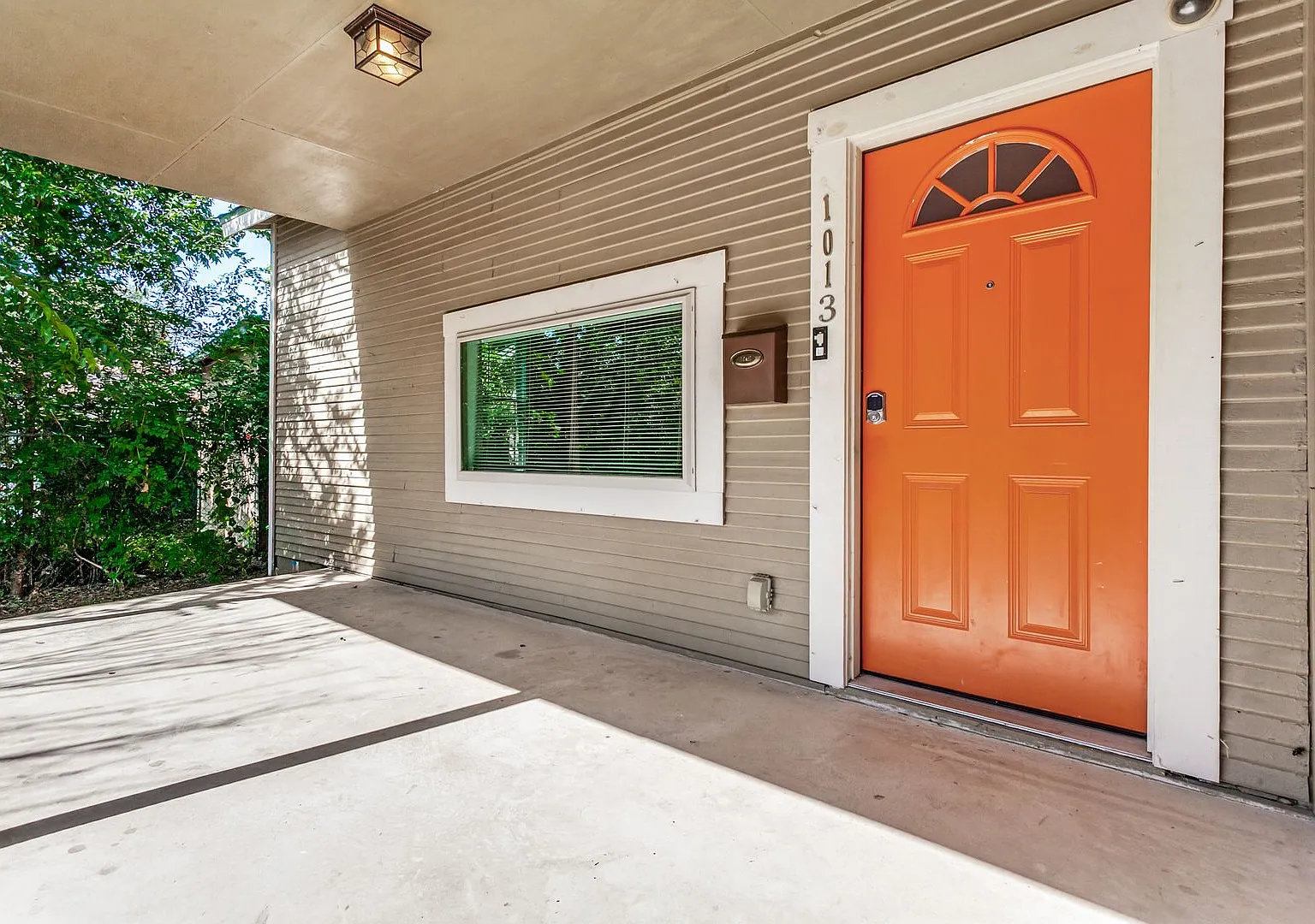 Charming Dignowity Hill Craftsman — Photo 4