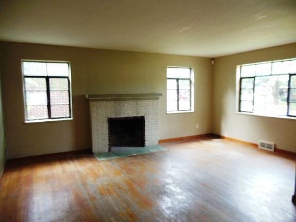 5th image of 4042 Mayview Dr