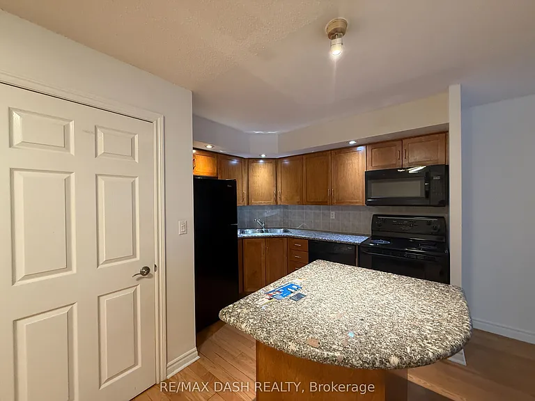270 Wellington St W #802 — Photo 15