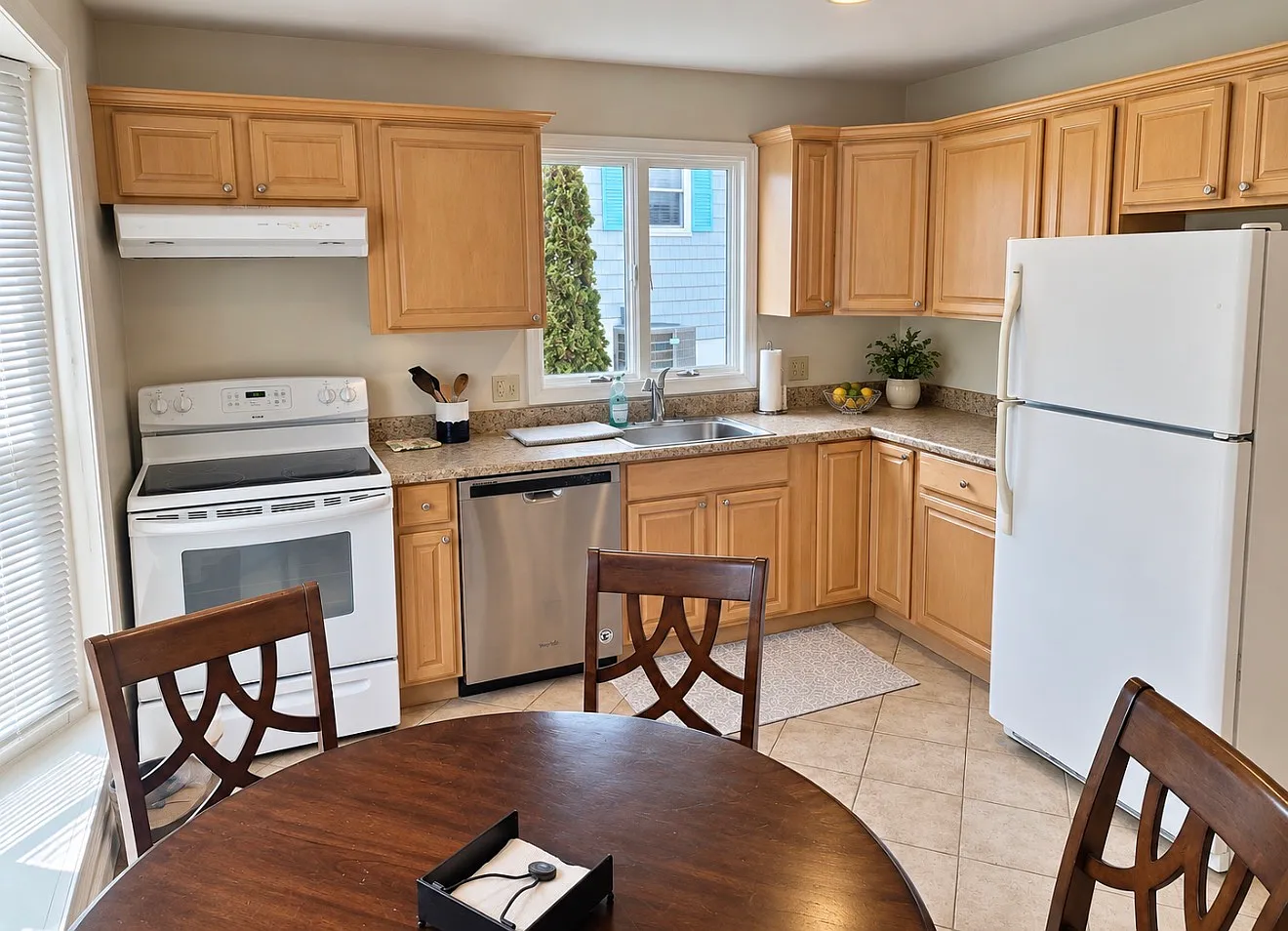 3 bed, 1380 sqft, $2,650 — Photo 3