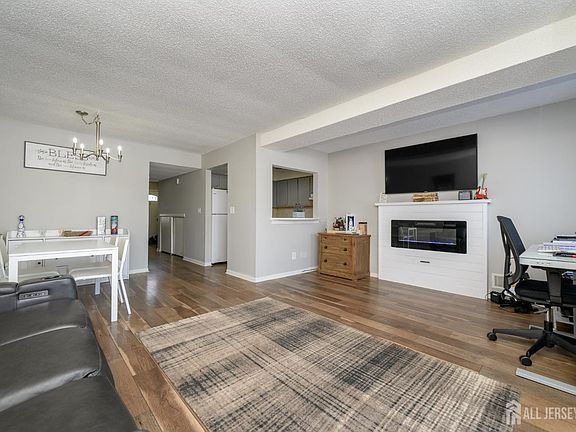 4th image of 17 Inwood Ter