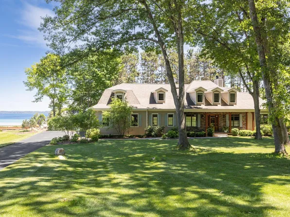 5552 S Spyglass Ridge Dr, Suttons Bay, MI 49682