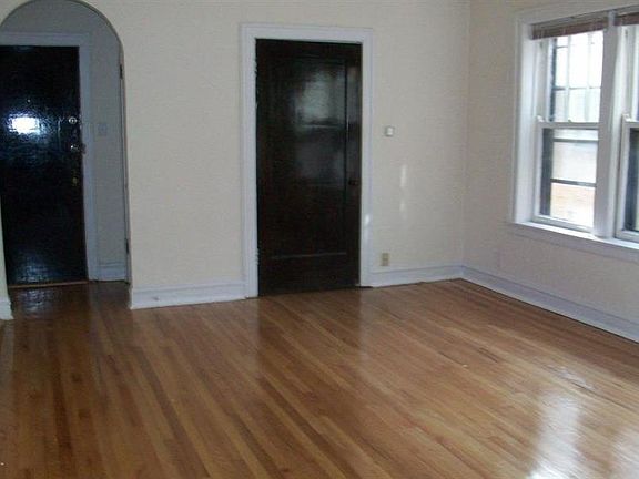 1514 W 77th Apartments Living Room