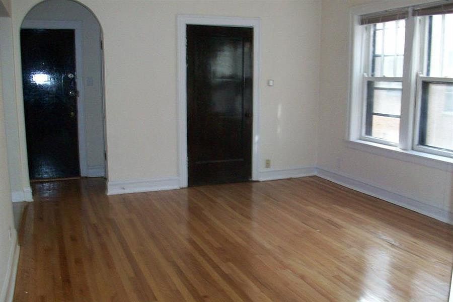 1514 W 77th Apartments Living Room