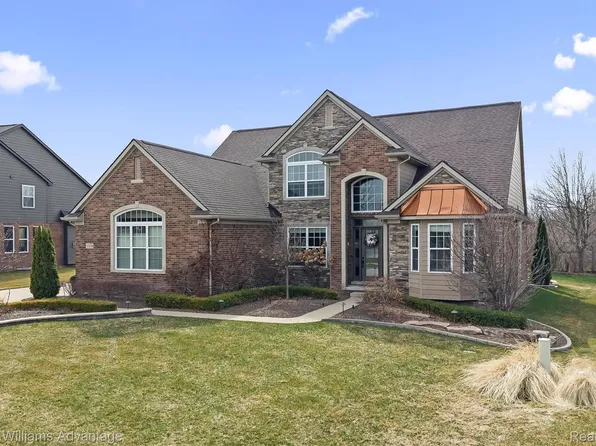 51839 Turnburry Dr, South Lyon, MI 48178
