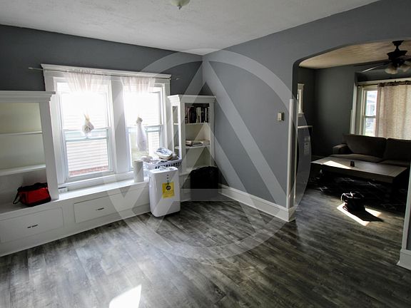 3rd image of 1555 Larchmont Ave Floor 1
