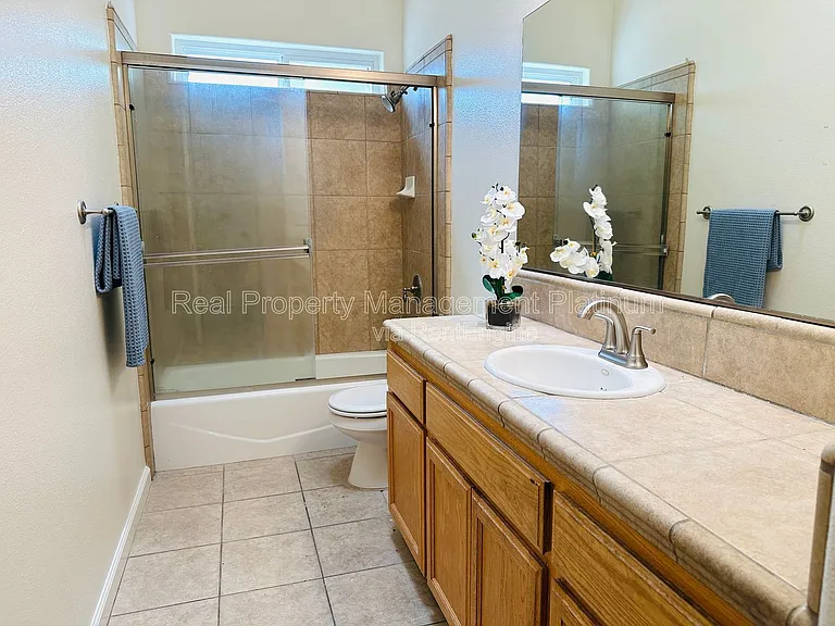 220 River Point — Photo 7