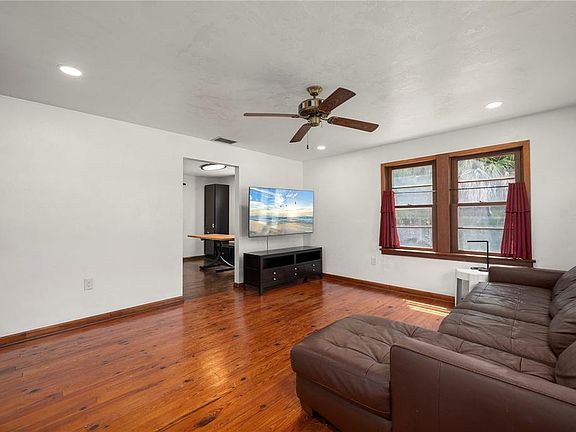 6th image of 809 BURLAND STREET