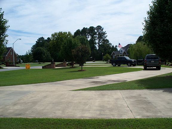 5th image of 205 Hyde Park Dr