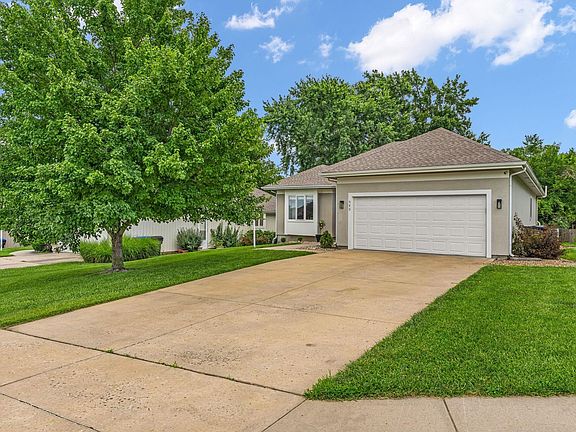 2nd image of 940 SW Woodbridge Ct
