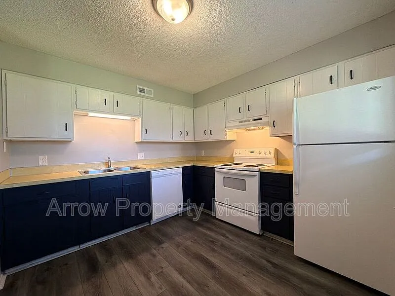 2 bed, 1.0 bath, 752 sqft, $975 — Photo 3