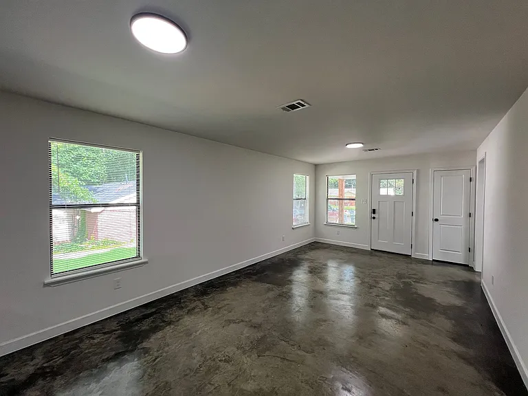 573 Jenson Rd — Photo 2