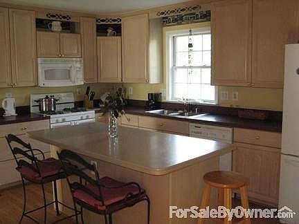 Kitchen4
						:
						Island/Breakfast bar