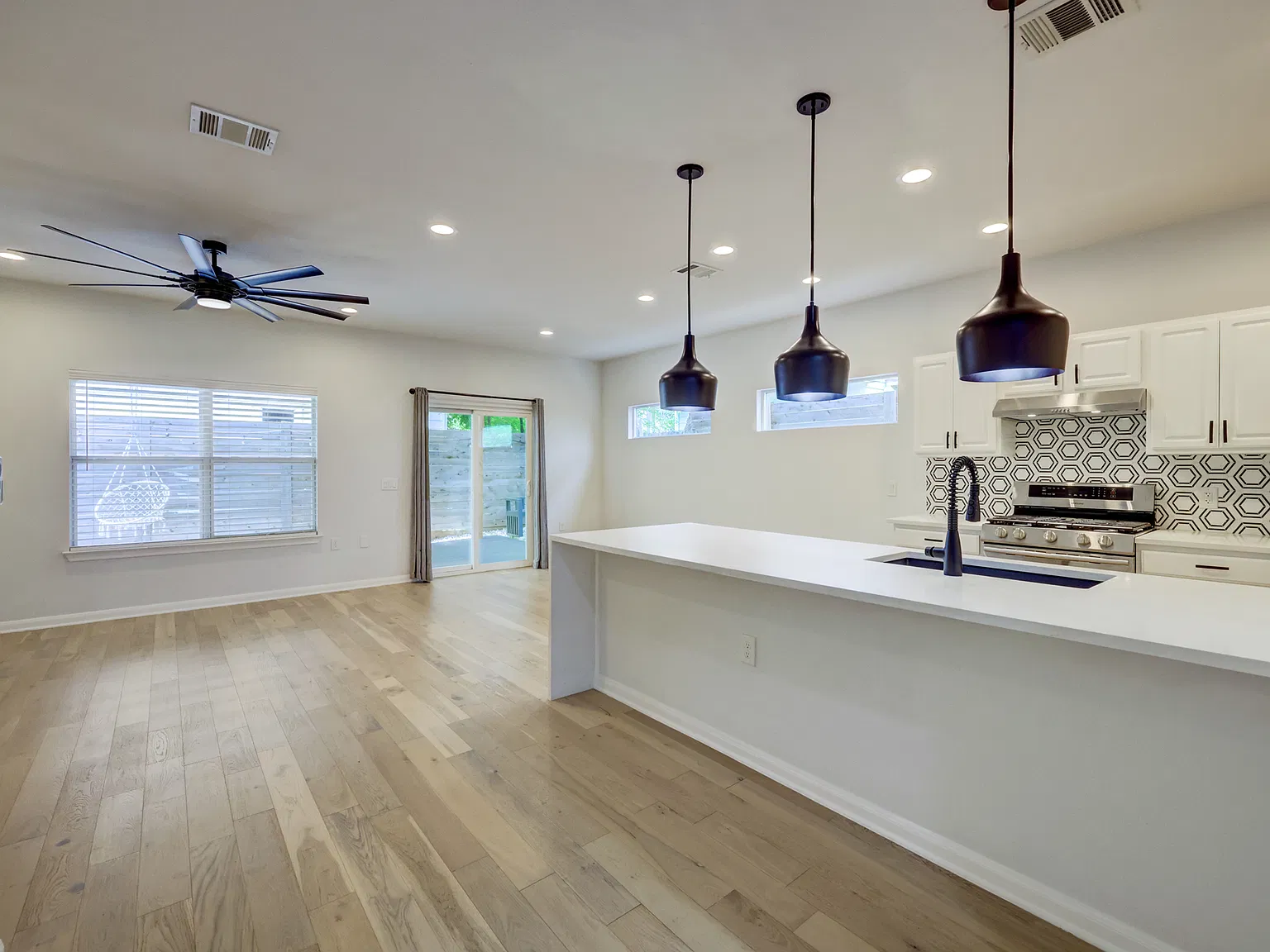 3 bed, 2.5 bath, 1464 sqft, $3,150 — Photo 3
