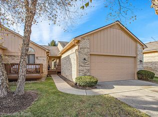 21971 Lancrest Ct #293, Farmington, MI 48335
