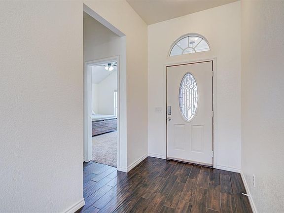 3rd image of 609 Hedgewood Dr