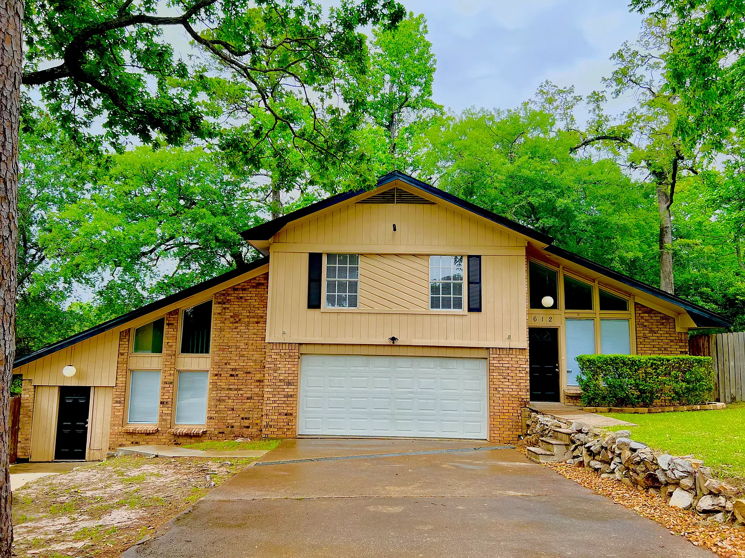 4 bed, 2000 sqft, $2,150 — Photo 1