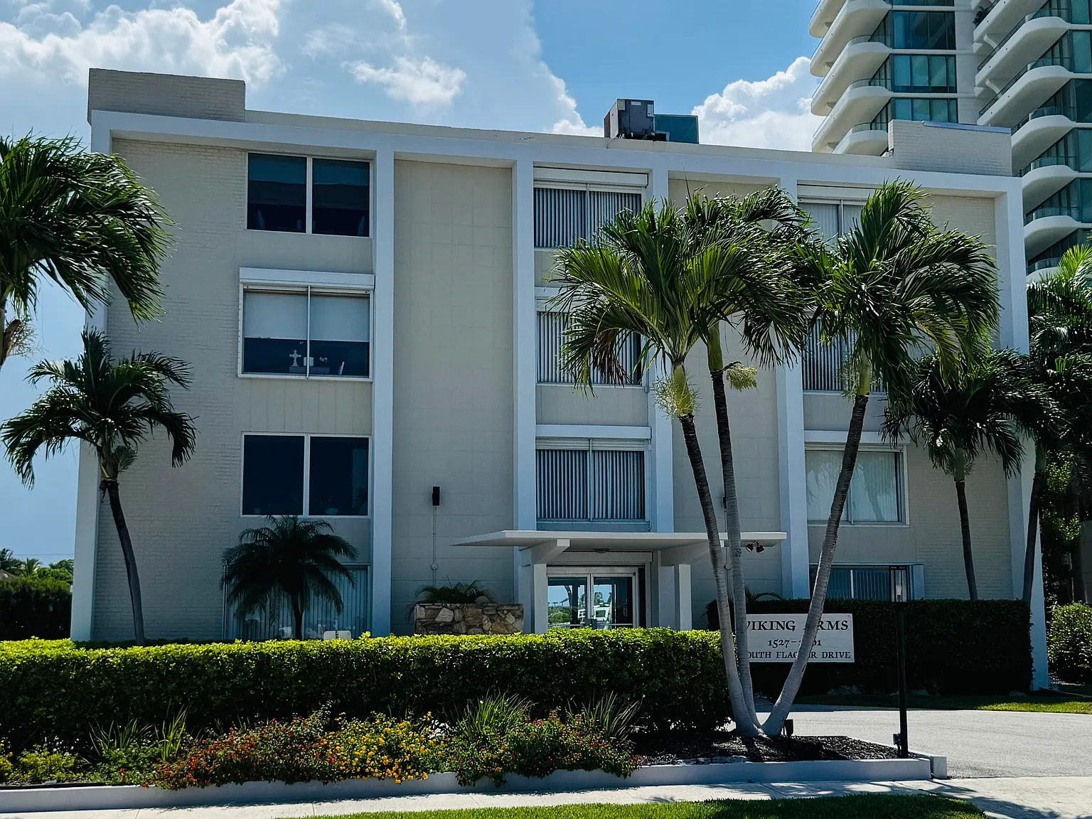 2 bed, 2.0 bath, 920 sqft, $2,400 — Photo 2