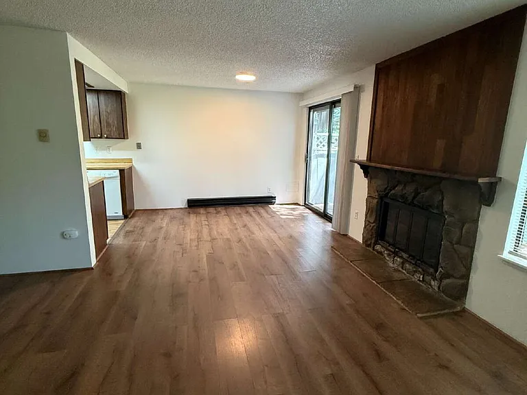 713 F Pl NE #4 — Photo 8