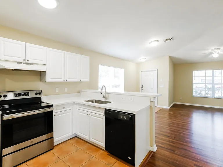 2320 Douglas St — Photo 8