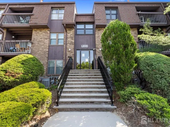 1213 Country Mill Dr, Cranbury, NJ 08512