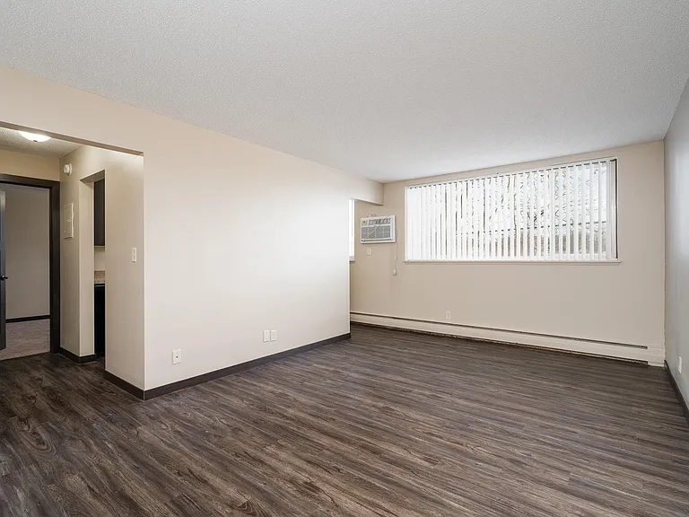 Como Villa Estates — Photo 15