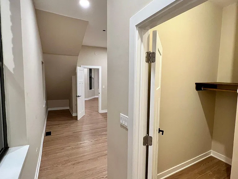 (unfurnished bedroom)
