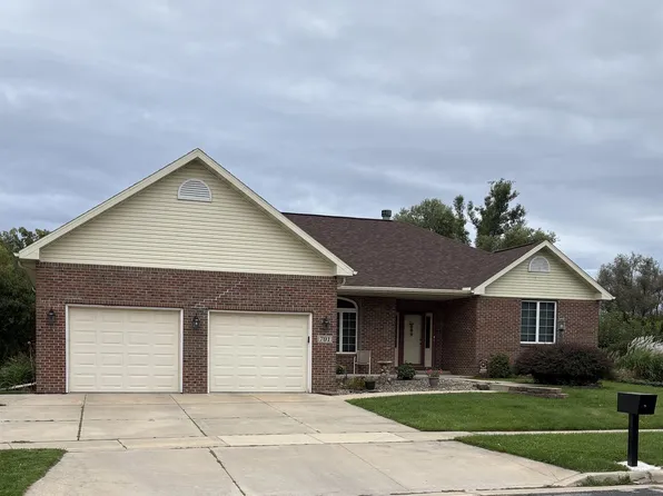 701 Lochmoore Dr, Waunakee, WI 53597