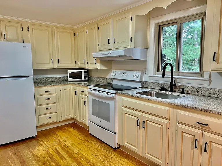 2 Hemlock Hill Rd — Photo 3