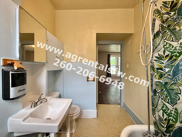 825 Eckart St — Photo 9