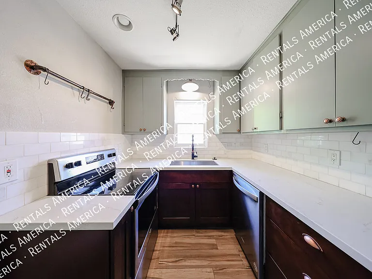 708 E 2nd St — Photo 12