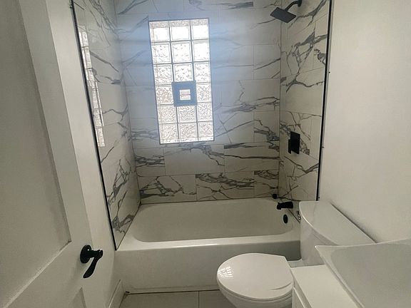 4th image of 2385 Washington St #4