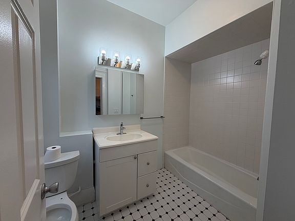 5th image of 18 Erie St APT 2
